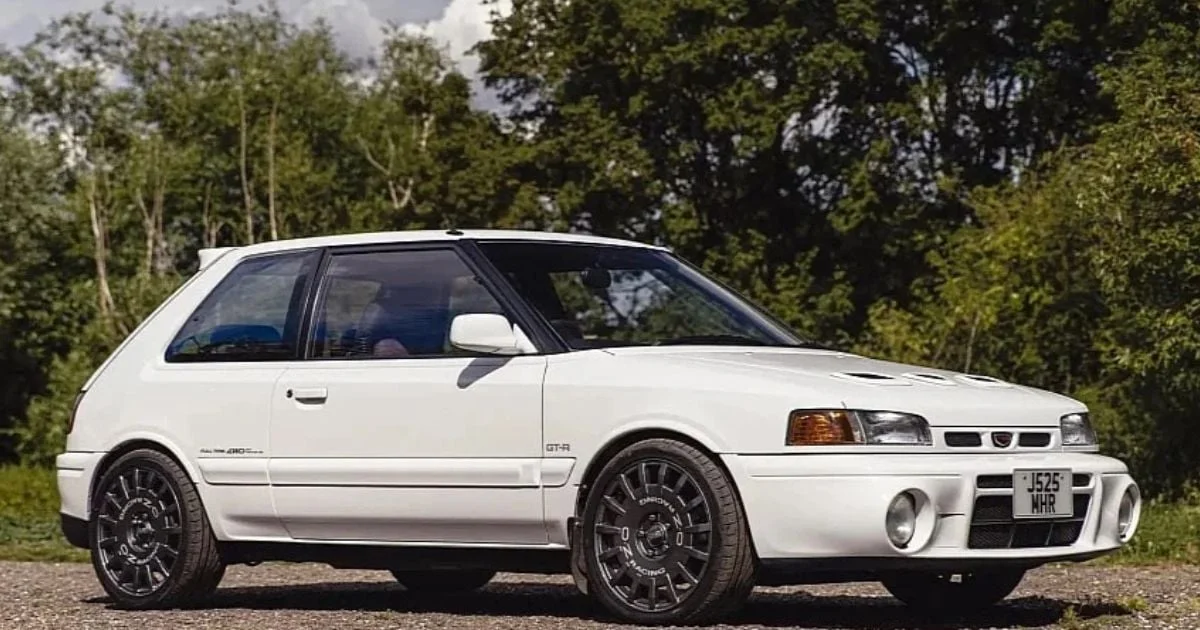 La Mazda 323 GT-R sort enfin de l’ombre lors d'une vente aux enchères à Silverstone