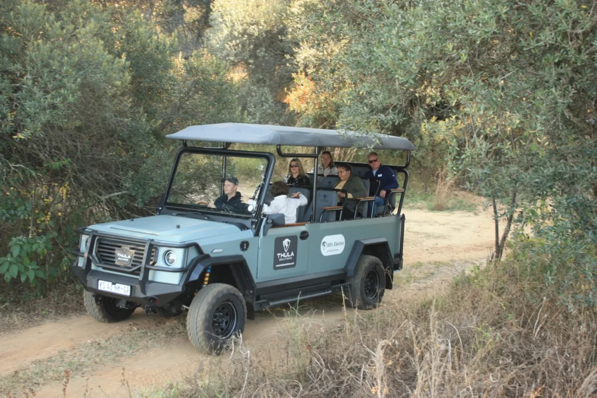 Trois jours de safari sans recharge et presque sans un bruit : ce 4x4 électrique a été conçu pour la savane