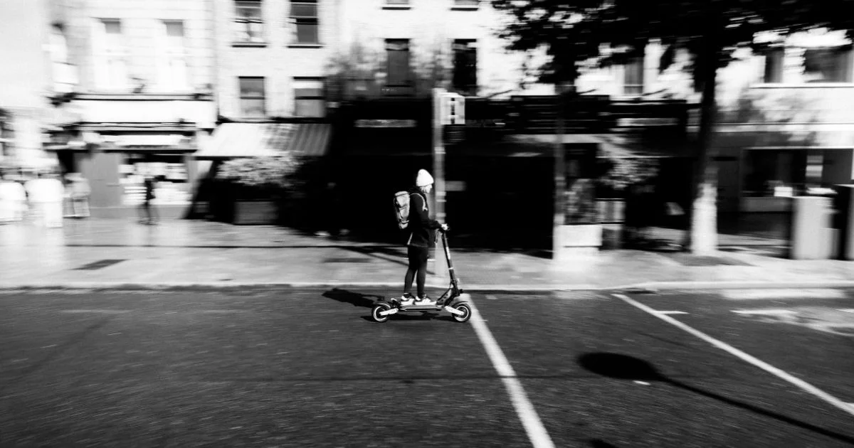 Une trottinette électrique avec deux passagers s’invite sur une voie limitée à 70 km/h à Lyon