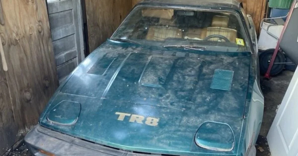 Cette Triumph TR8 sort de 36 ans de sommeil presque intacte dans le New Jersey