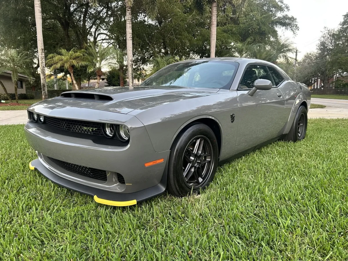 Il achète une Dodge Challenger de 1 025 ch, roule 114 km… puis la revend plus cher