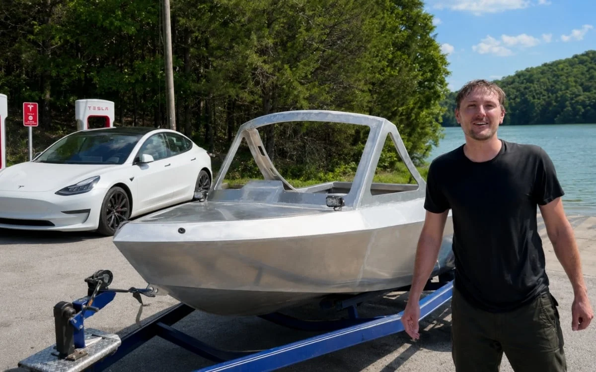 « Ce projet est extrêmement dangereux » : il utilise un moteur Tesla pour créer l'unique mini-bateau à hydrojet au monde