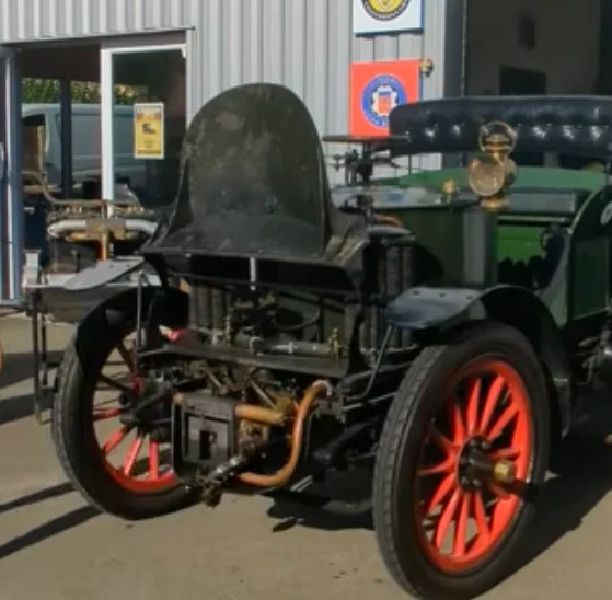 Cette voiture Bollée de 1898 parvient à démarrer et fait sensation