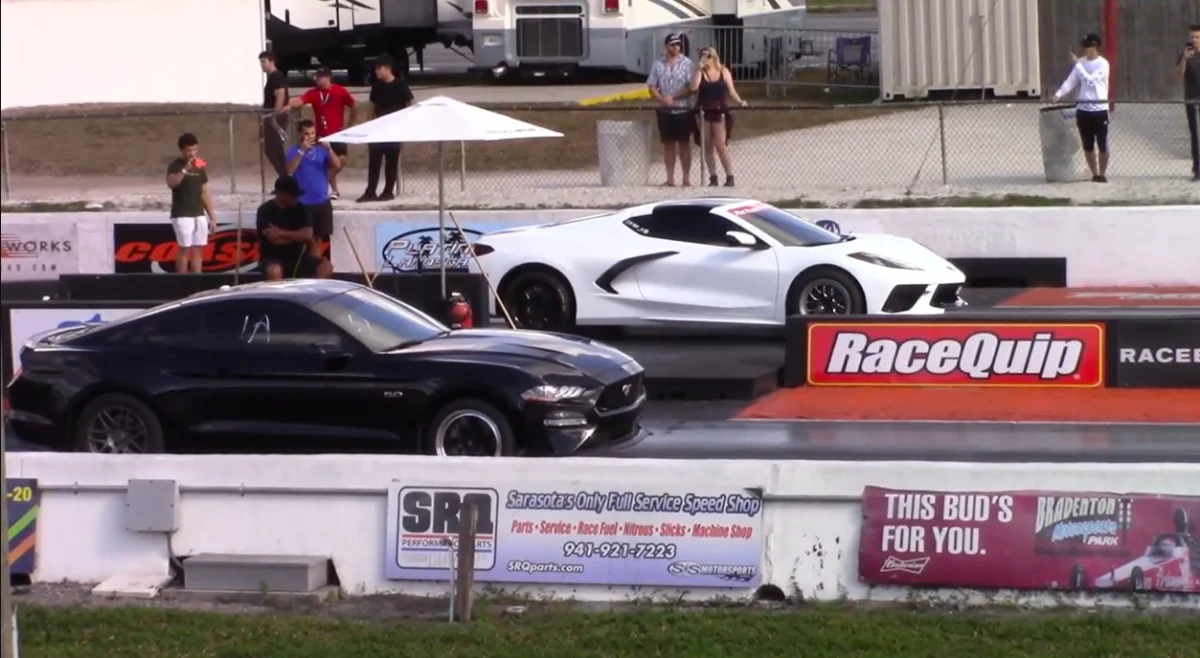 Une Chevy Corvette C8 affronte une Ford Mustang GT en drag race, le résultat est serré
