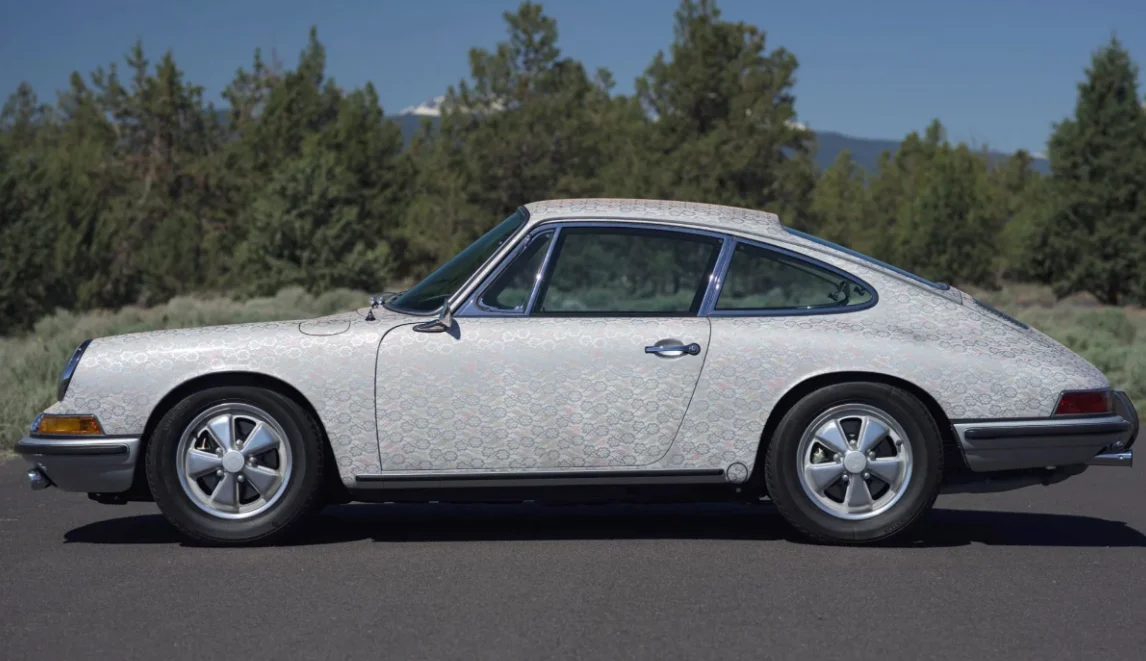 À 84 ans, elle surenchérit de 69.000 sur l'offre précédente pour récupérer son ancienne Porsche