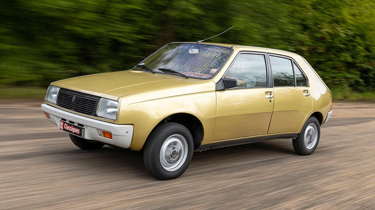 Longtemps moquée, la Renault 14 surnommée “la poire” est-elle devenue le bon plan des voitures anciennes ?