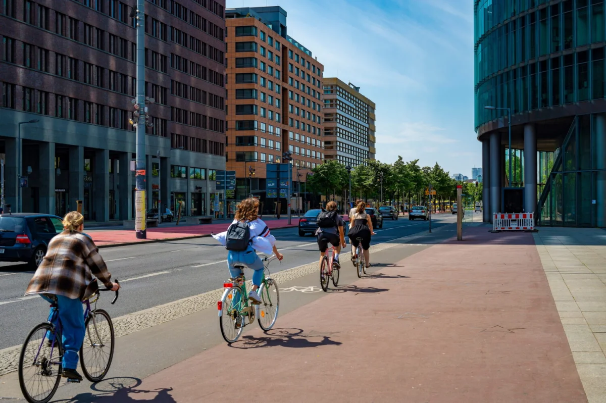 Vélo, trottinette, monoroue : le casque pourrait bientôt devenir obligatoire pour tout le monde, partout