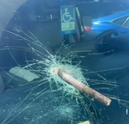 Californie : Passagère d'une voiture, une fille de 12 ans voit un boulon traverser le pare-brise et lui frôler le visage