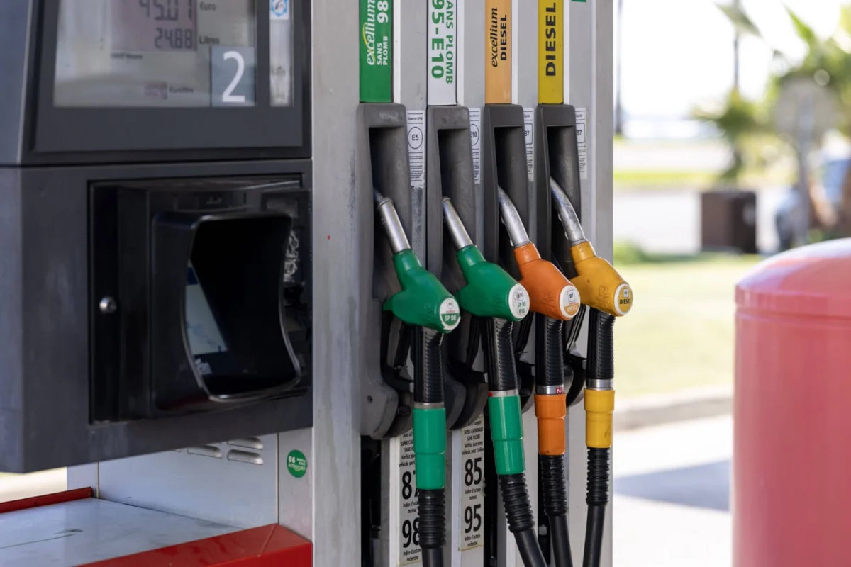Carburant : pourquoi est-il moins cher chez certains de nos voisins européens ?