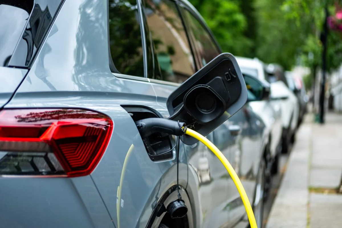 Dans ce pays, les autos thermiques peuvent se garer sur les places pour les électriques