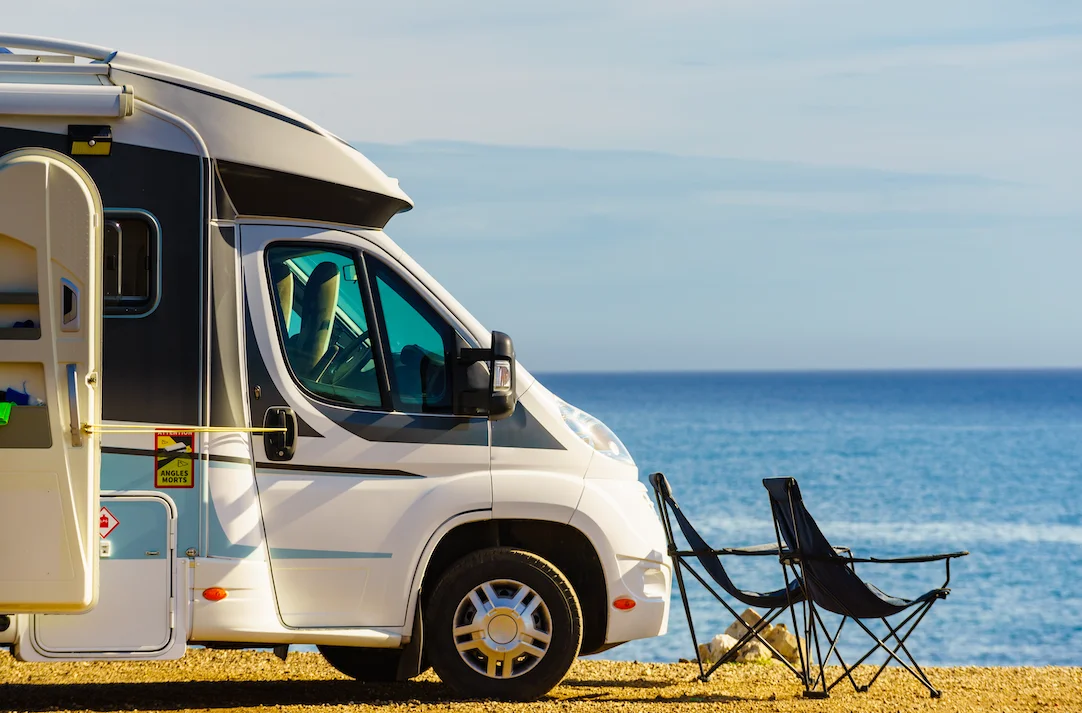 Fatigués de payer des factures dans leur maison, ces retraités décident de partir vivre dans un camping-car de 7 mètres