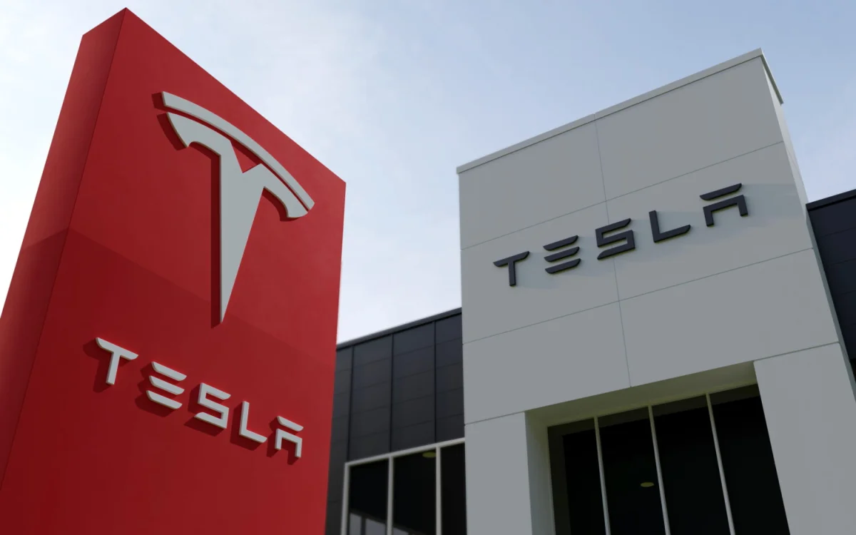 Des phares qui éclairent trop fort : Tesla rappelle plus de 20 000 voitures