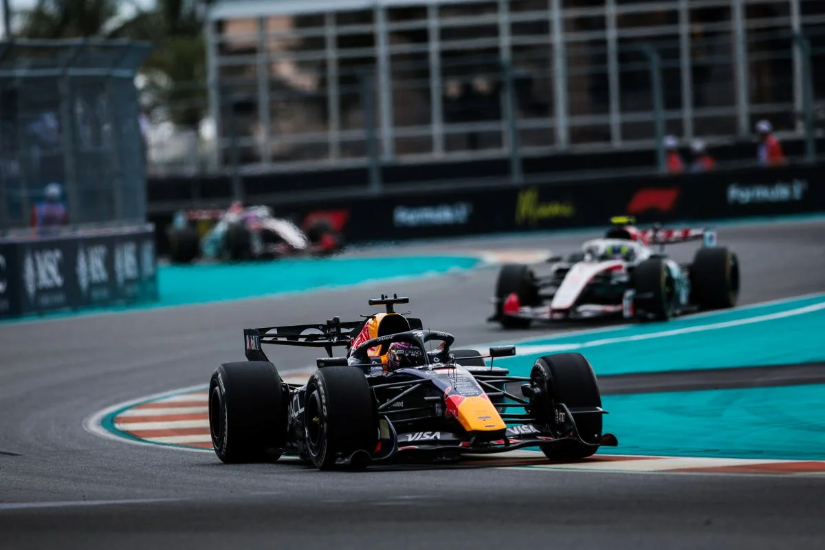 Max Verstappen pénalisé pour une infraction à la sortie des stands à Miami