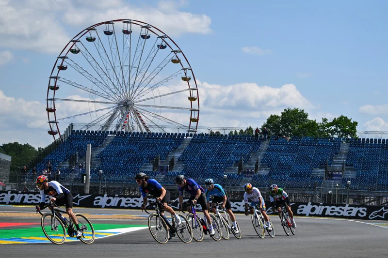 Roglič, Cavendish… le GP de France MotoGP a débuté avec du vélo !