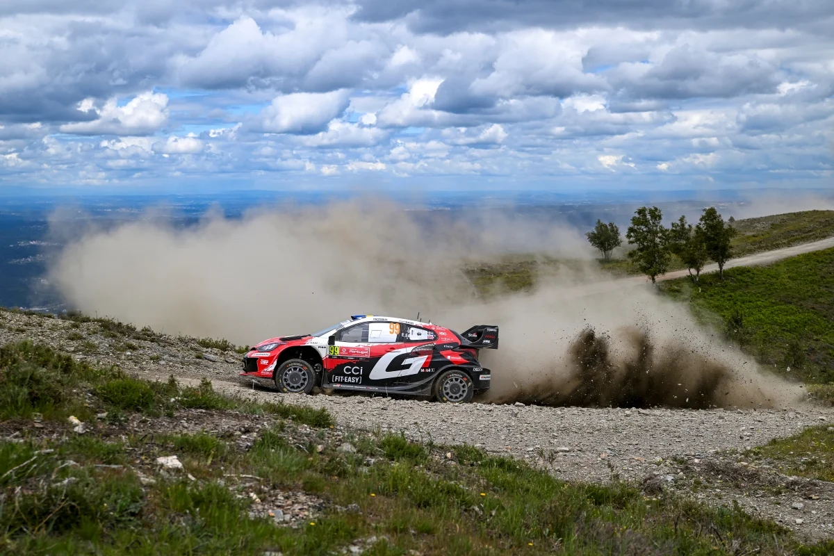 Rallye du Portugal – ES14 – Démonstration de Solberg sous la pluie qui prend les commandes devant Ogier