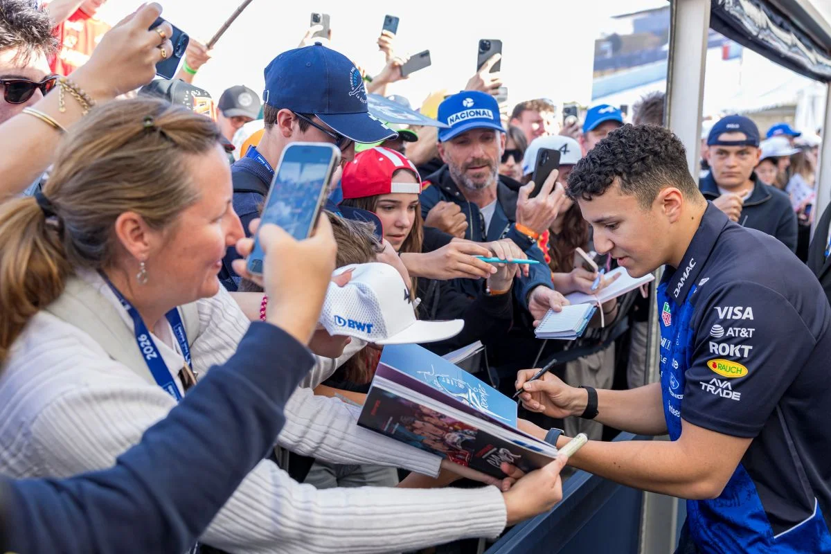 Isack Hadjar en piste au KENNOL Grand Prix de France Historique :  « L’ambiance est meilleure ici que n’importe où dans le calendrier »