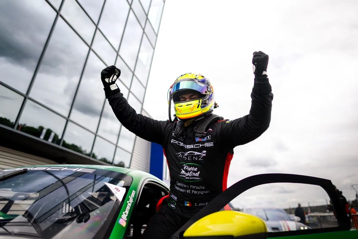 Enzo Joulié vainqueur à Dijon : « Je remporte ma première course en Porsche Carrera Cup le jour de mes 22 ans ! »