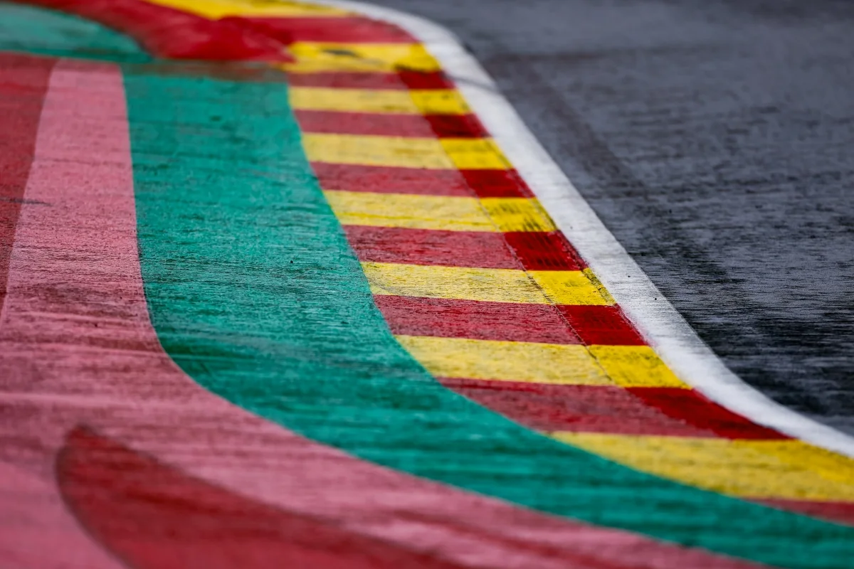 Spa – Course 1 : Drapeau rouge et course suspendue