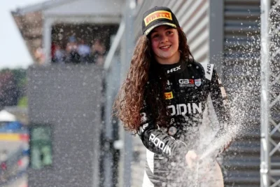Abbi Pulling signe une victoire historique en GB3 à Spa