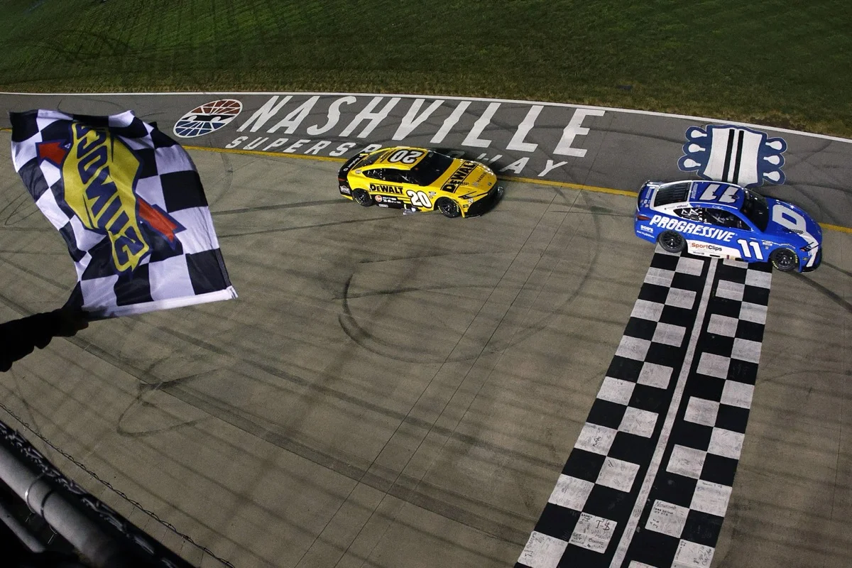 Denny Hamlin triomphe à Nashville après une superbe lutte