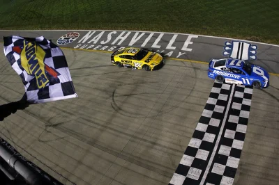 Denny Hamlin triomphe à Nashville après une superbe lutte