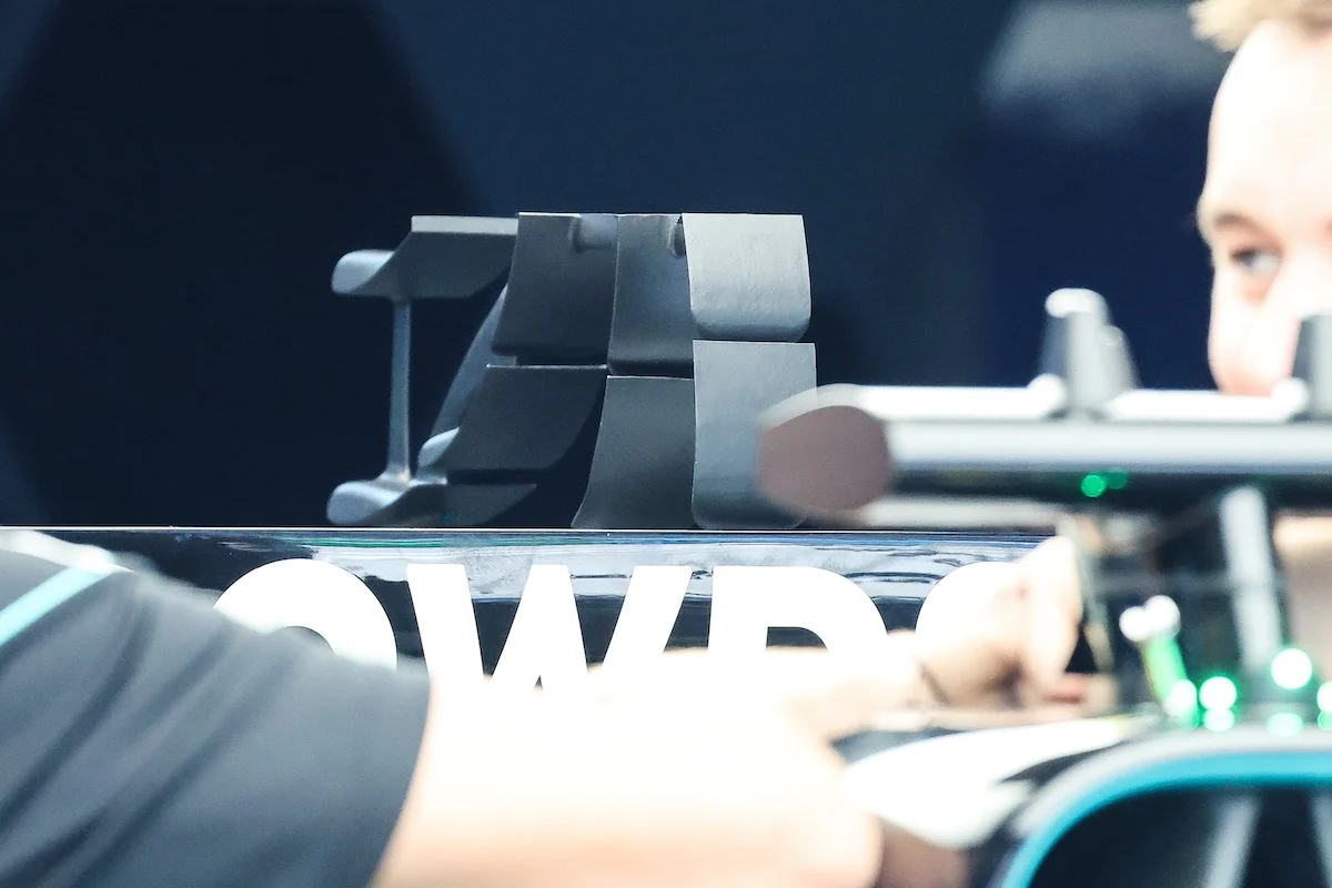 Mercedes et Red Bull surprennent avec des ailerons arrière extrêmes !