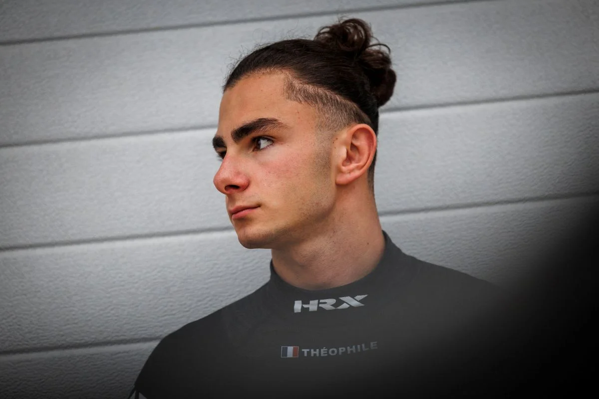 Théophile Naël avec un casque hommage à Olivier Panis à Monaco
