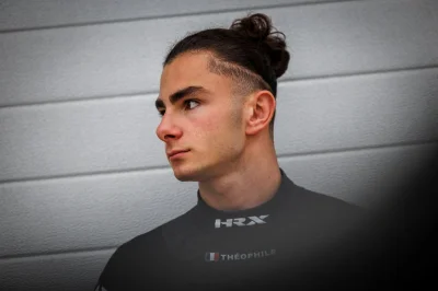 Théophile Naël avec un casque hommage à Olivier Panis à Monaco