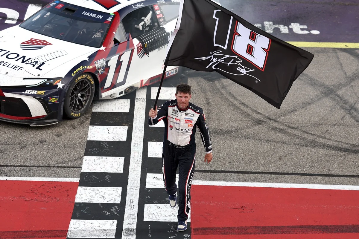 Denny Hamlin s’impose en surclassement au Michigan et égale Kyle Busch