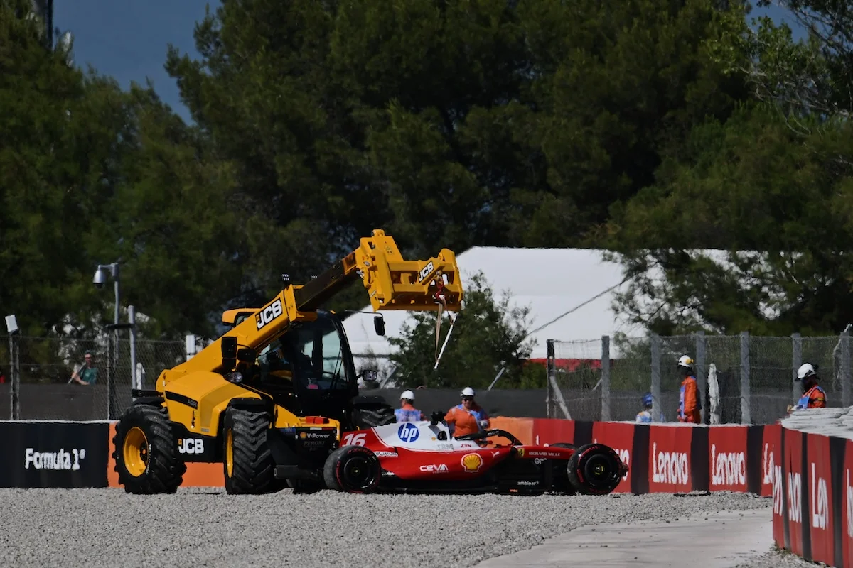 Charles Leclerc dans le mur en qualifications : « J’ai honte »