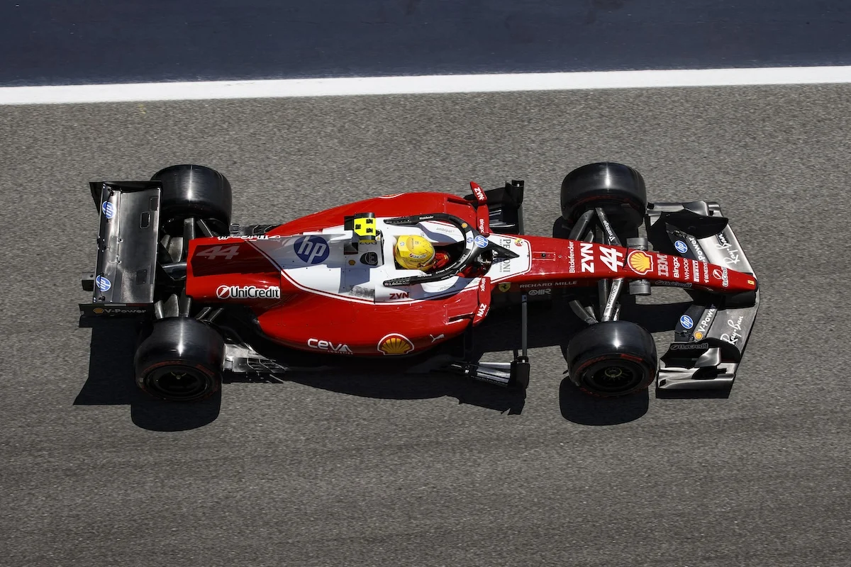 Lewis Hamilton brise l’attente et signe sa première victoire avec Ferrari : « Il n’y a pas de meilleur sentiment »