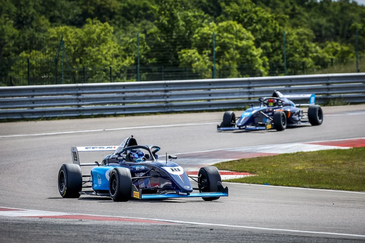 Spa-Francorchamps – Qualification : Guillaume Bouzar en pole devant Théo Ramaekers qui roule à domicile