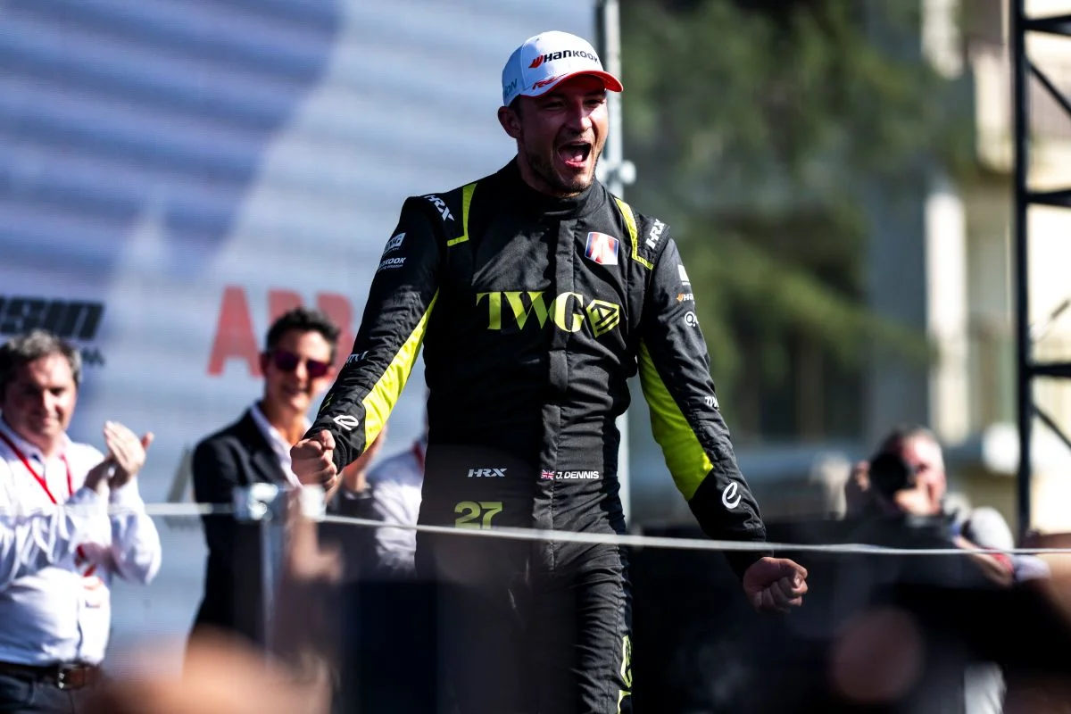 Jake Dennis, vainqueur particulièrement ému : « Remporter cette victoire pour mon beau-père représente énormément pour moi »