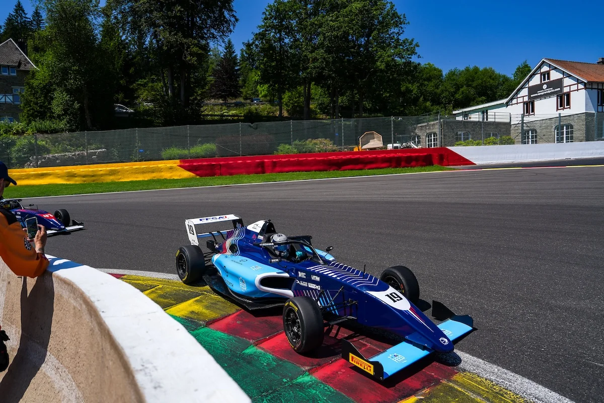 Spa-Francorchamps – Course 3 : Guillaume Bouzar réalise le sans fautes dans une course perturbée