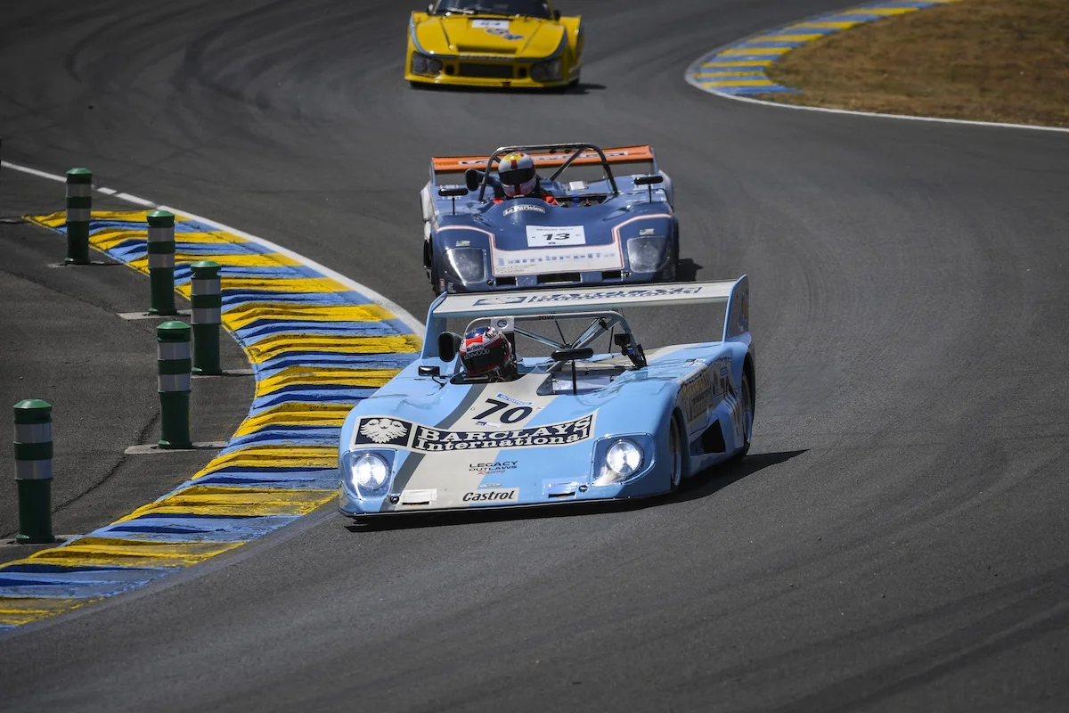 Quel est le plus grand écart d’âge entre deux voitures au Mans Classic Legend ?