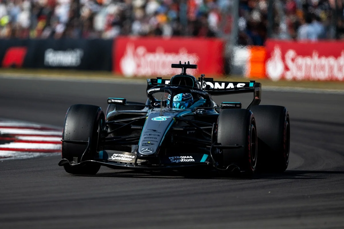 Russell perplexe à Silverstone : « Je perds toute ma vitesse en ligne droite »