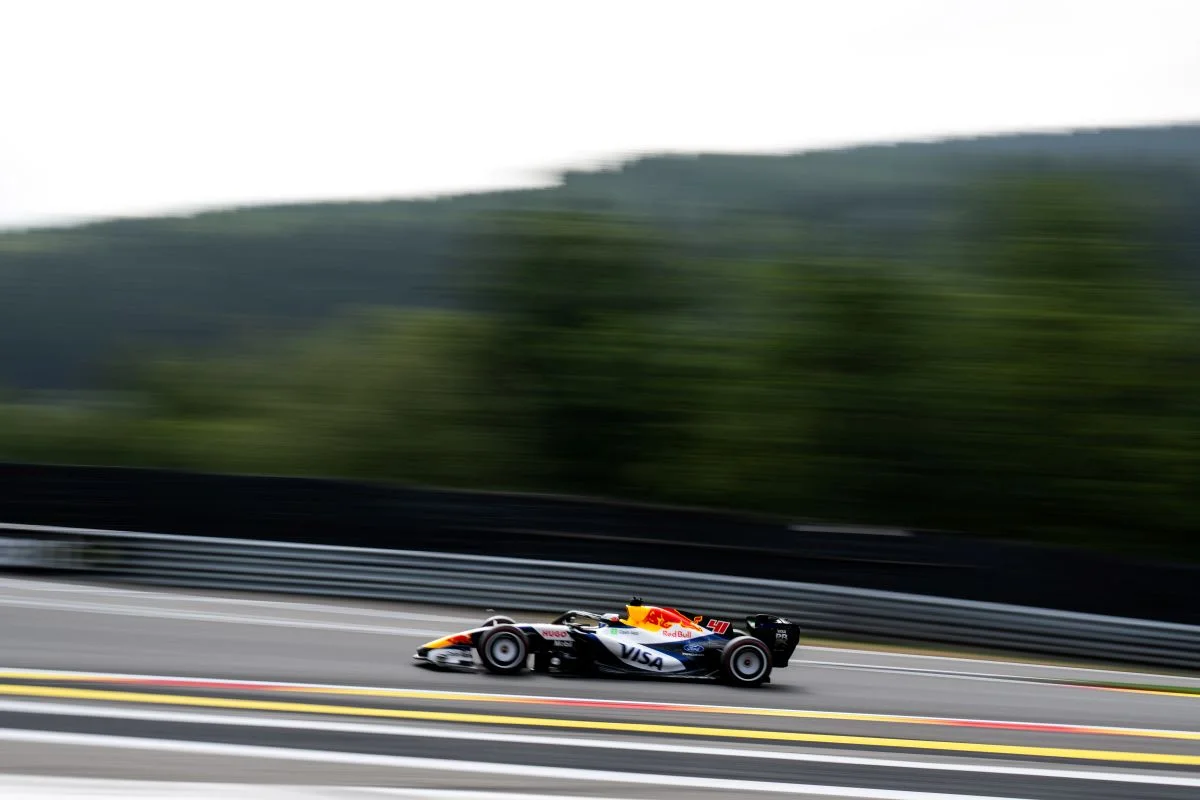 Lindblad sourit, Lawson frustré : qualifications en demi-teinte pour Racing Bulls