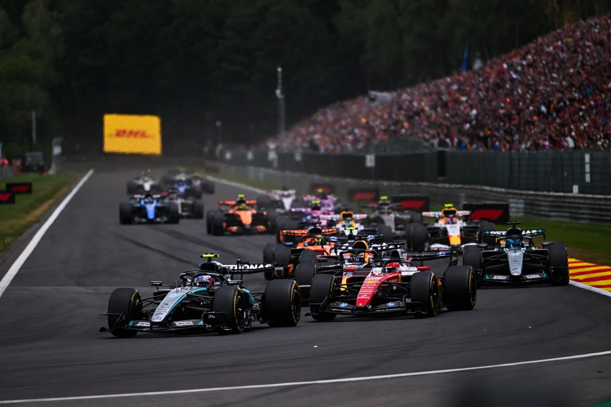 Kimi Antonelli s’impose à Spa-Francorchamps face à un Charles Leclerc opportuniste