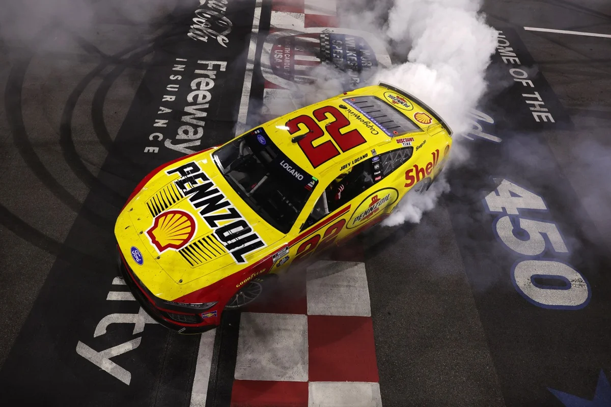 Joey Logano domine à North Wilkesboro et remporte sa 1re victoire de l’année