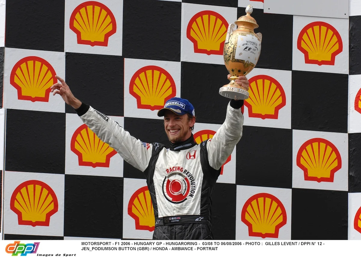 Avec Honda, Jenson Button revient sur sa carrière, 20 ans après sa première victoire en F1