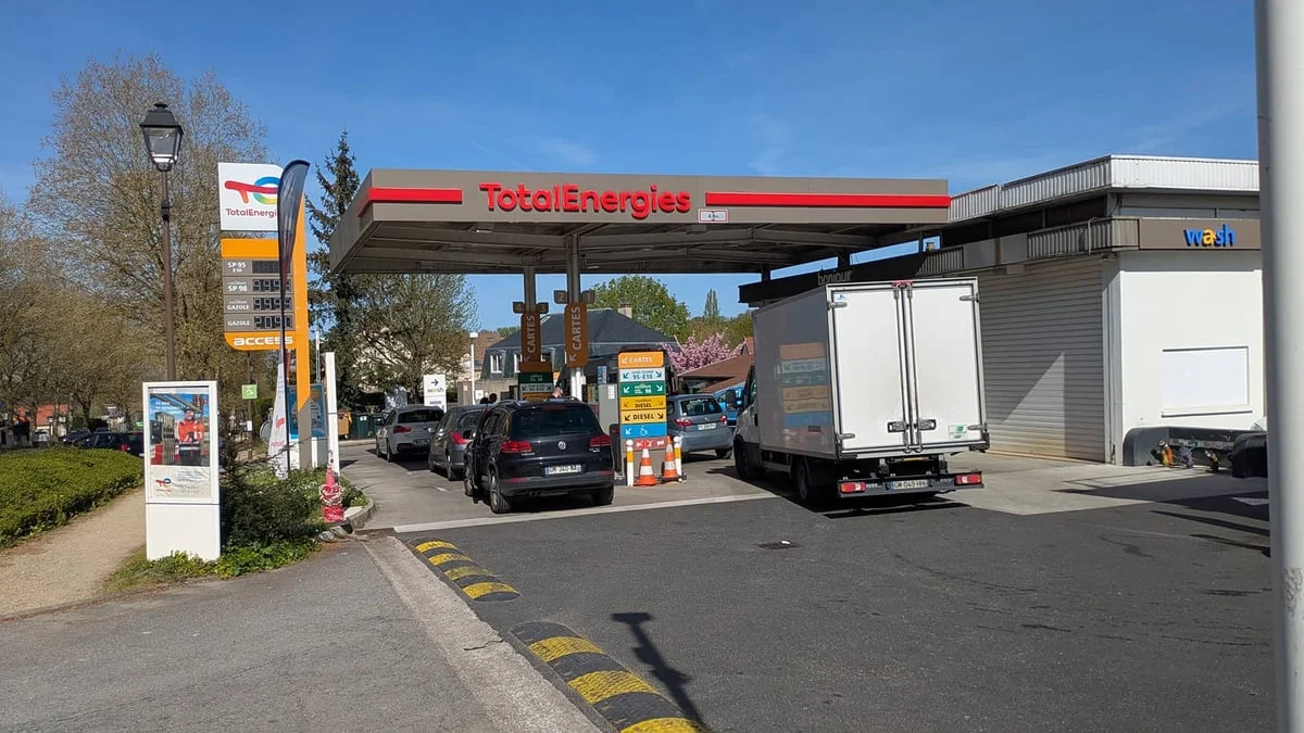 TotalEnergies prolonge son plafonnement des carburants : geste anti-crise ou riposte après les profits records ?