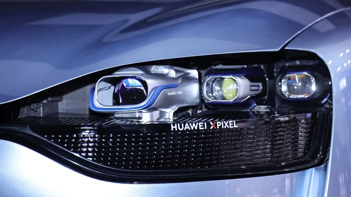 Huawei transforme ses phares en projecteurs de cinéma, et ça ne sert pas complètement à rien
