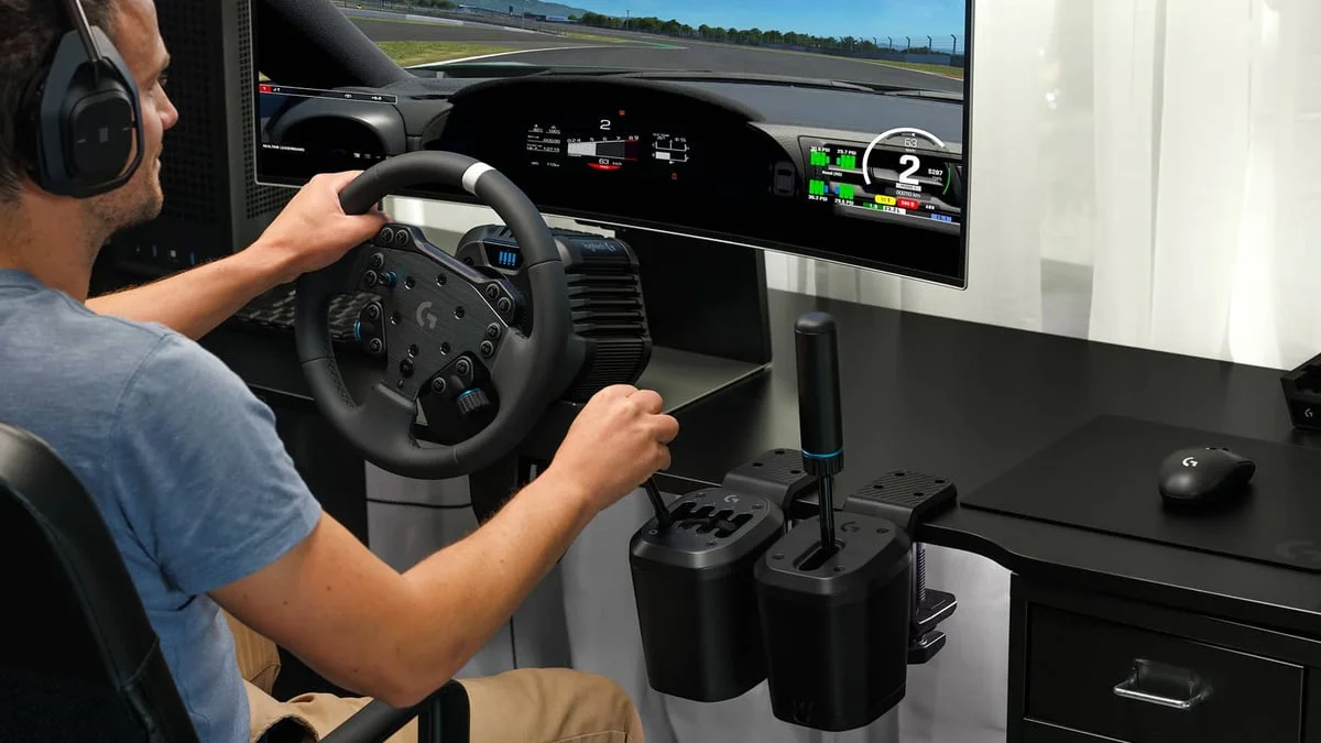On a testé la nouvelle boîte manuelle de Logitech G pendant un mois : enfin un levier de simracing à la hauteur des concurrents Fanatec ou Thrustmaster ?