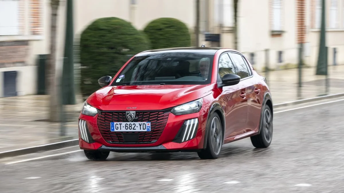 La Peugeot 208 coince face à la Renault Clio, pas d'éclaircie en vue ?