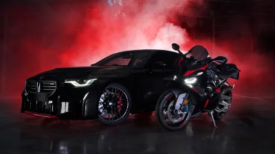Quand BMW Motorsport rend hommage à la division Motorrad, ça donne une M2 ultra exclusive assortie à des deux-roues !