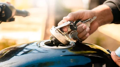 Le carburant le moins cher de France arrive enfin sur les motos et scooters !