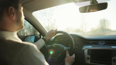 Yeux qui piquent, fatigue, éternuements : le risque printanier que les conducteurs sous-estiment