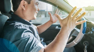 Top 5 de ce qui énerve le plus les Français au volant : l’oubli du clignotant nous rend fou !
