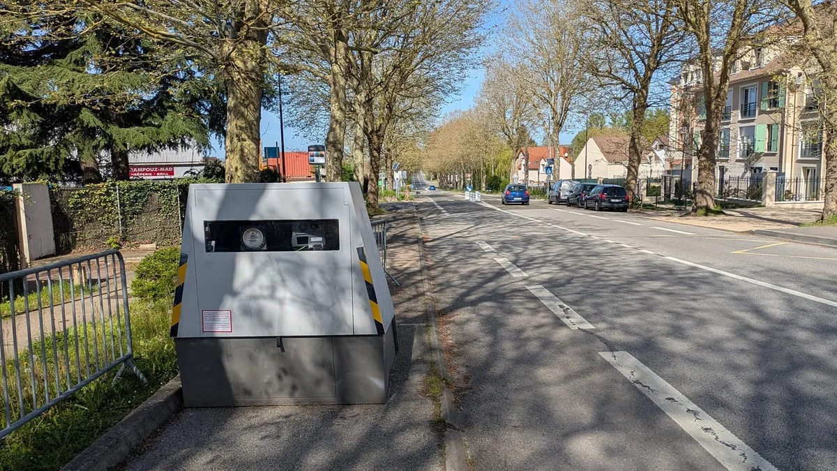 Nouveau radar sur une route très fréquentée qui flashe dans les deux sens sans prévenir