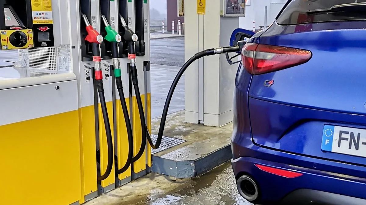 Essence à plus de 2 € : qui peut vraiment toucher la nouvelle aide carburant de 100 € ?
